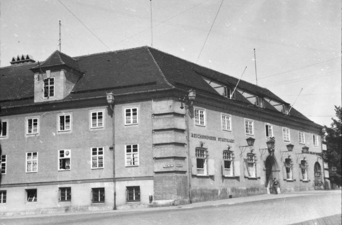 Im Alten Waisenhaus am Charlottenplatz befindet sich 1942 der "Reichssender Stuttgart". Zum Jahresende wird er abgeschaltet, seither gibt es nur noch ein Einheitsprogramm.