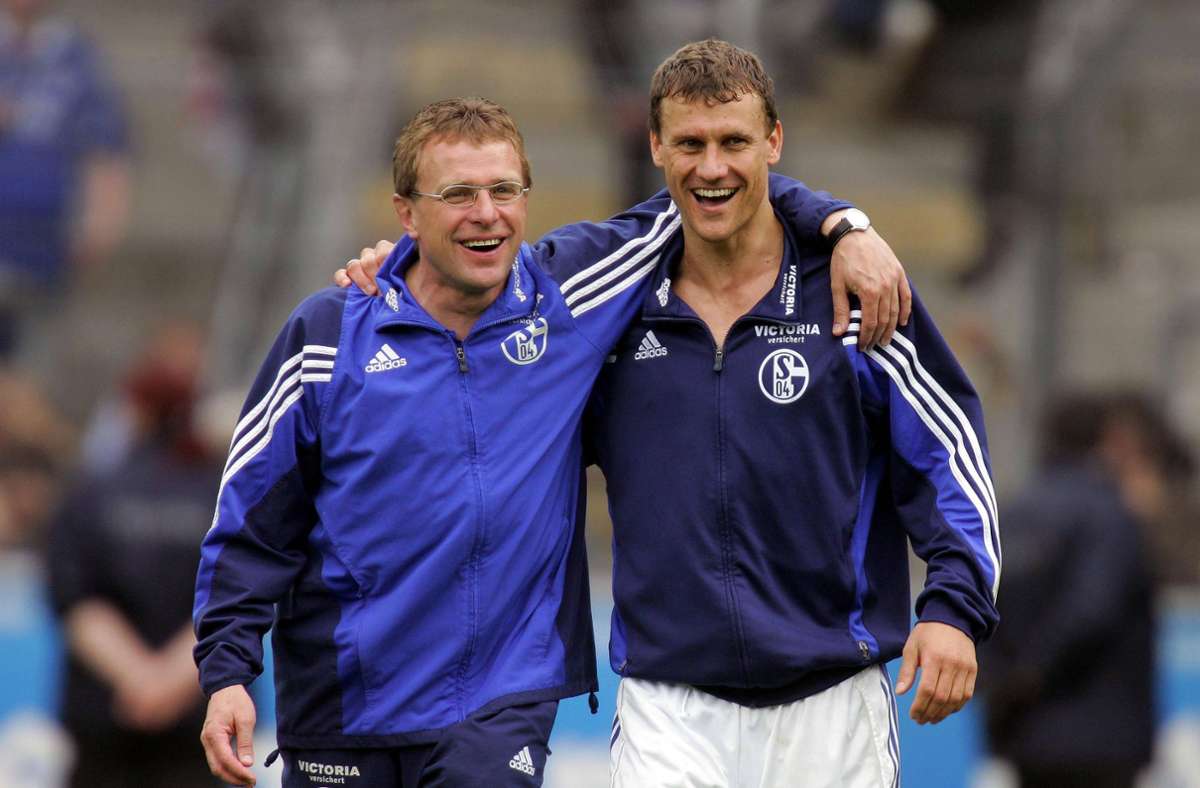 In der Saison 2004/05 ist Ralf Rangnick nach einem Gastspiel bei Hannover 96 Cheftrainer beim FC Schalke 04 (hier mit Stürmer Ebbe Sand). Sechs Jahre später kehrt er zu den Knappen zurück, muss seinen Vertrag aber wegen eines Burn-out-Syndroms vorzeitig auflösen.