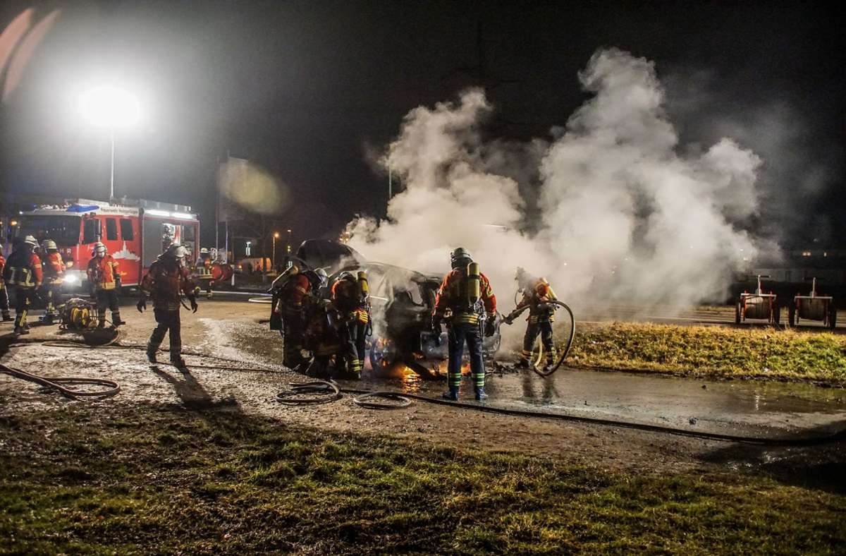 Die Freiwillige Feuerwehr aus Holzgerlingen rückte mit vier Fahrzeugen und 30 Wehrleuten aus und löschte den Brand.