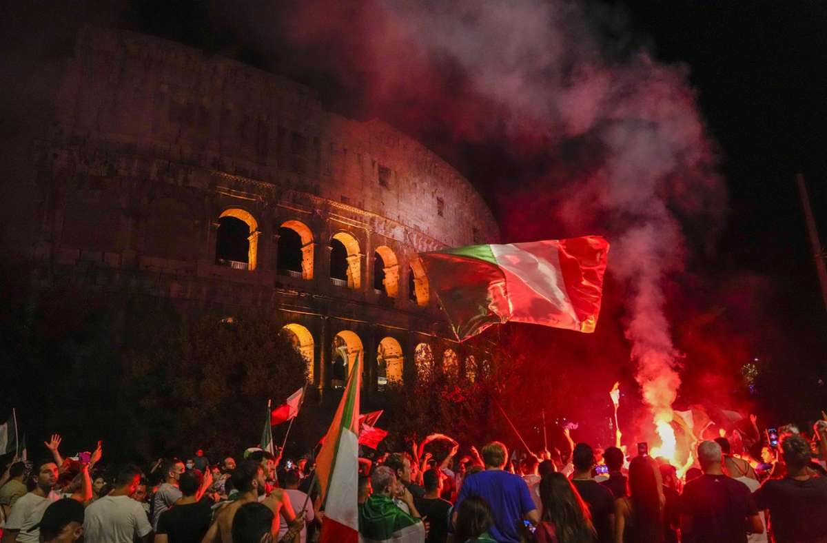 Italienische Fans feiern vor dem Kolosseum. Foto: dpa/Alessandra Tarantino