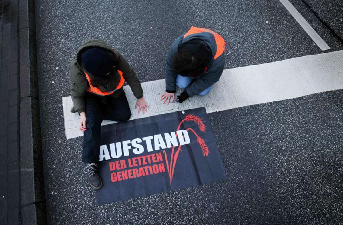 Klimaaktivisten lösten einen Polizeieinsatz in Stuttgart aus (Archivbild). Foto: dpa/Friso Gentsch