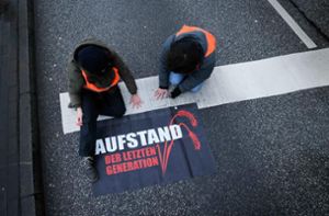 Straße in Stuttgart blockiert: Klimaaktivist klebt aus Protest Hand auf  Fahrbahn