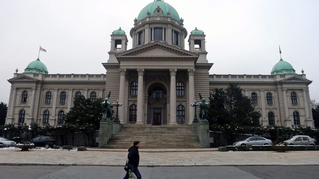  Ein Auftragsmord macht Serbiens Hauptstadt erneut zum Schauplatz einer Blutrache-Fehde. Die Öffentlichkeit rätselt, ob die Polizei bloß hilflos ist oder in die kriminelle Unterwelt verstrickt. 