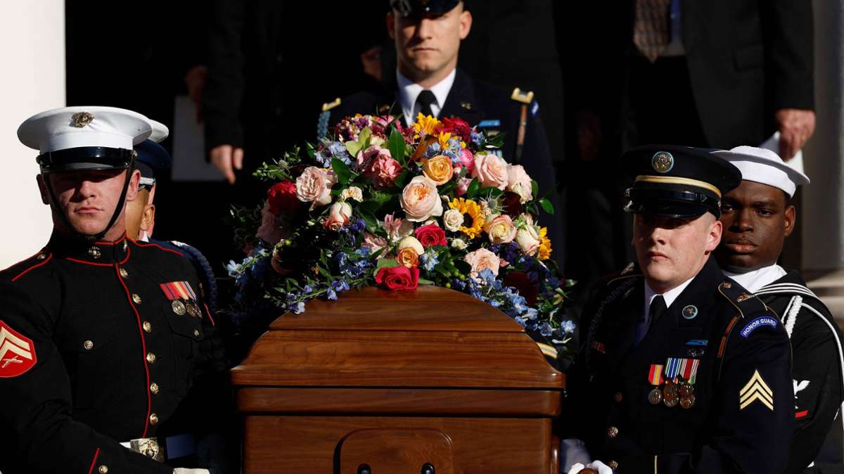 Mitglieder des Militärs tragen Rosalynn Carters Sarg aus der Kirche.