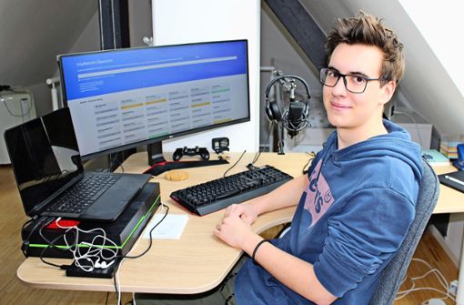 Der 17-jährige Schüler Julian Ambrozy aus Ostfildern hat alleine die Homepage www.impfterminübersicht.de programmiert Foto: Caroline Holowiecki