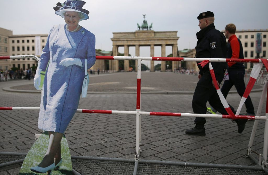 Am Freitagmorgen besucht die Queen das Brandenburger Tor. Ein Pappaufsteller der Königin ist schon vor Ort.