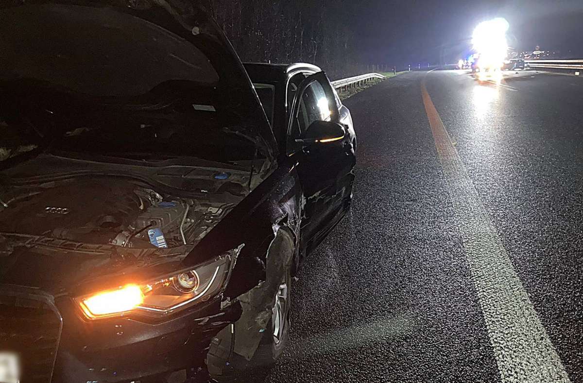 Eine 23 Jahre alte Frau fuhr in Richtung Stuttgart, als sie die Kontrolle über ihr Fahrzeug verlor und in einer Kurve von der Straße abkam.