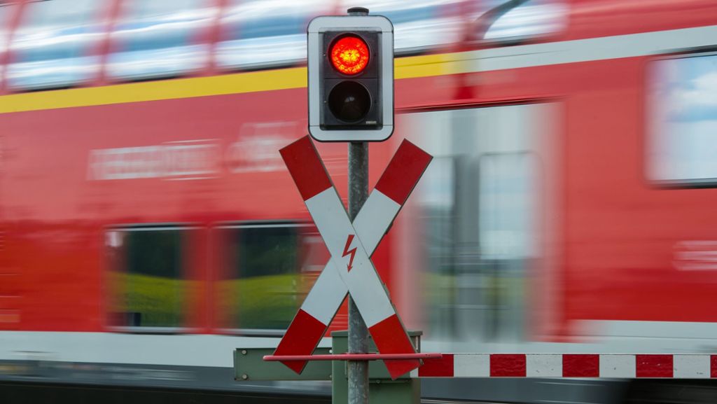  Bei einem Bahnunfall in Oberbayern sind zwei Menschen ums Leben gekommen, die in ihrem Auto von dem Zug erfasst wurden. 