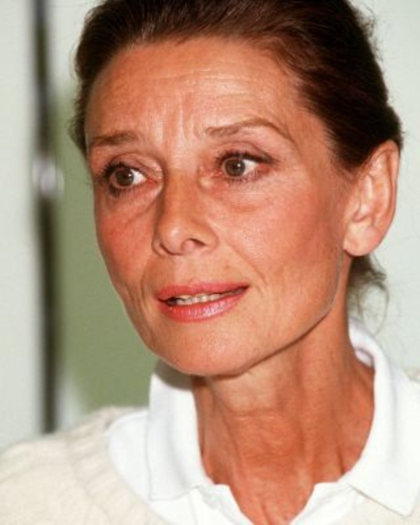 Die 60-jährige Hepburn bei einer Pressekonferenz im April 1989 in Frankfurt. Auf ihrer ersten Reise in den Sudan im gleichen Jahr sieht sie einen ausgemergelten 14-jährigen Jungen mit akuter Anämie und meint: "Genau so sah ich am Ende des Krieges in diesem Alter aus."