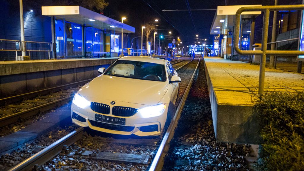 Spektakulärer Unfall in Stuttgart-Ost: BMW landet in Gleisbett der U9