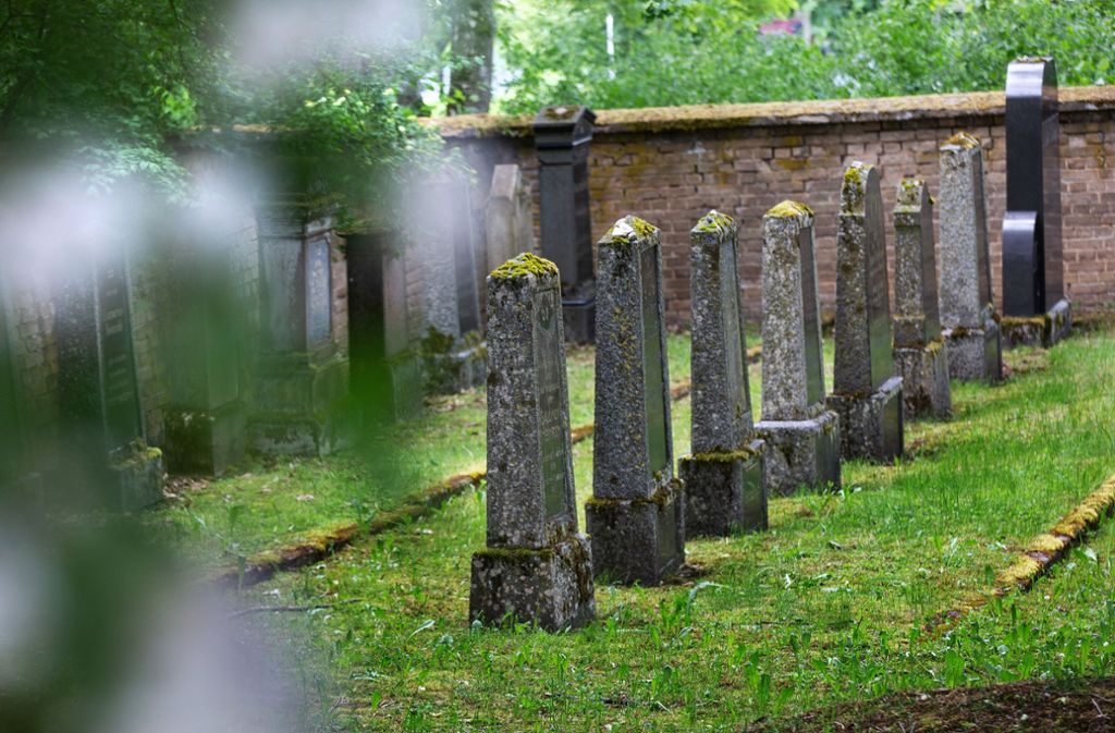 Der Friedhof ist einer der jüngsten im Land, das erste Grab stammt aus dem Jahr 1902. Dort ruht Moritz Heß, der Sohn des Gründers der jüdischen Gemeinde von Ellwangen. Bis 1902 mussten die Ellwanger Juden ihre Toten innerhalb eines Tages in Aufhausen bestatten. Das bedeutete für die Trauergemeinde einen vierstündigen Fußmarsch.
