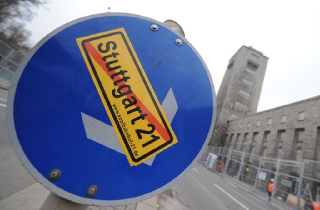 Dezember 2009: Nun ist es offiziell: Stuttgart 21 verteuert sich auf 4,088 Milliarden Euro. Die Berechnungen des Stuttgart-21-Projektleiters Hany Azer, die von 4,9 Milliarden Euro ausgehen, werden durch Einsparpotenziale um 800 Millionen gedrückt.