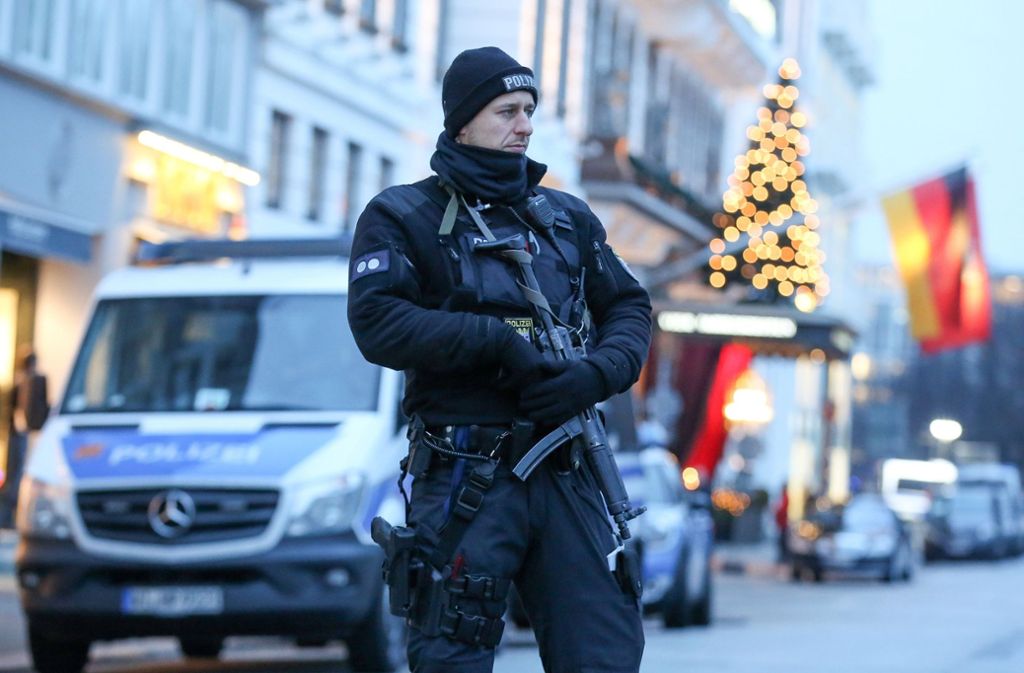 Ein Polizist mit Maschinenpistole steht vor dem Hotel Vier Jahreszeiten in Hamburg, in dem US-Außenminister John Kerry untergebracht ist.
