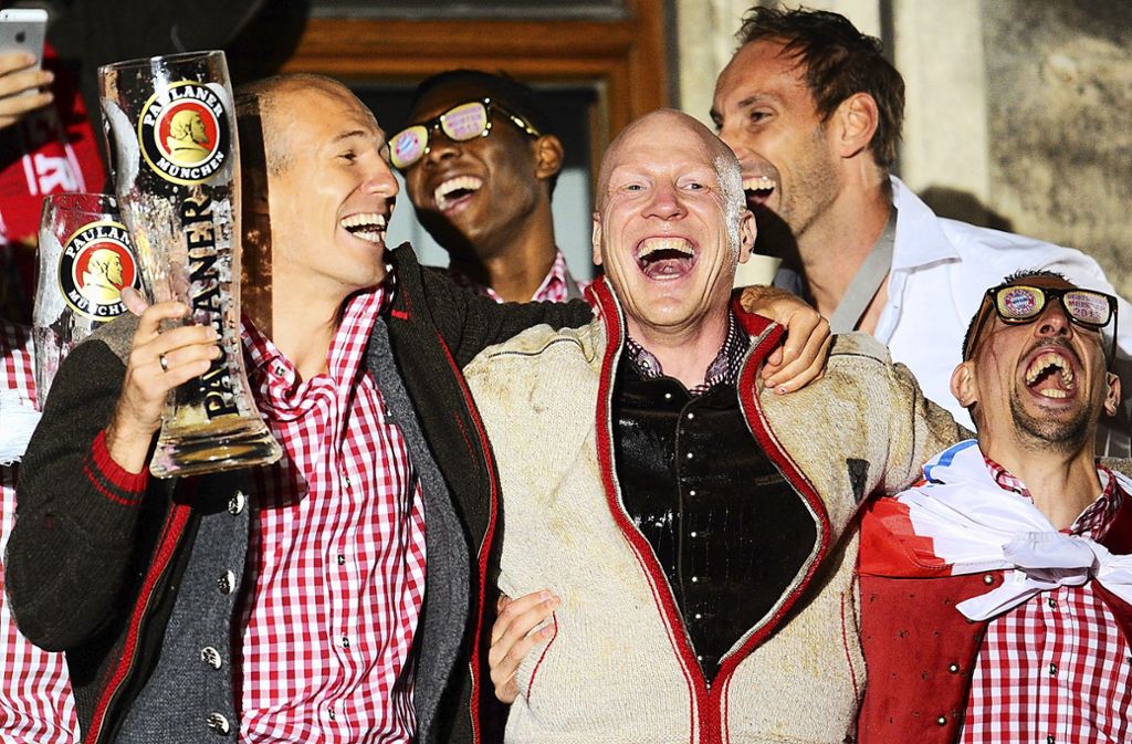 Ausgelassene Feier nach einem der sieben Meister-Titel, die Arjen Robben und Franck Ribery gemeinsam gewonnen haben: Am 11. Mai 2013 freuen sie sich mit Matthias Sammer, nachdem sie dem damaligen Sportdirektor des FC Bayern ein Glas Bier über den Kopf geschüttet hatten.