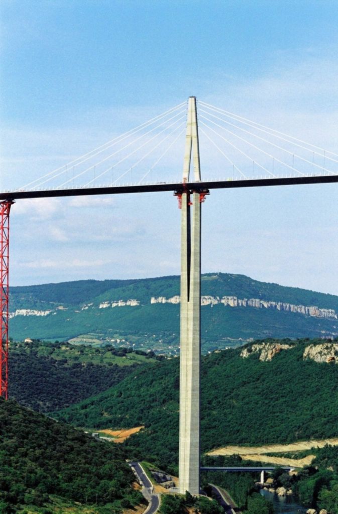 2640 Meter lang, 270 Meter hoch – Viadukt von Millau: Die 2004 eingeweihte Brücke (französisch: Viaduc de Millau) führt in Südfrankreich die Autobahn A75 über das Tarntal. Sie ist die längste Schrägseilbrücke der Welt und bei einer maximalen Pfeilerhöhe von 343 Meter das höchste Bauwerk Frankreichs.
