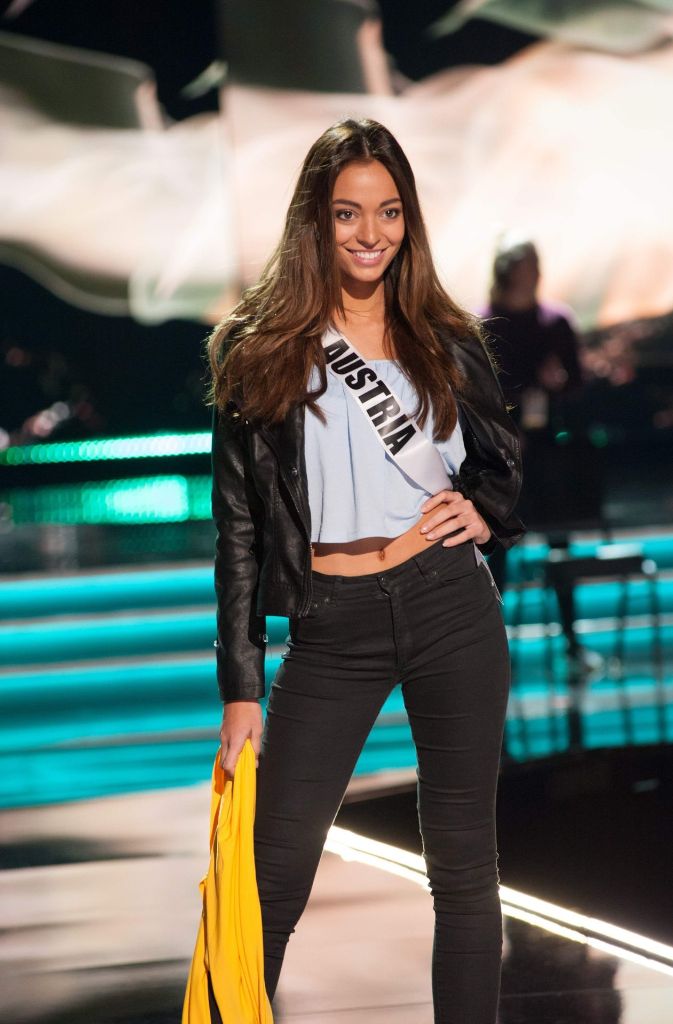 Miss Universe Österreich läuft ganz modern mit bauchfreiem Top und Lederjacke über den Laufsteg.