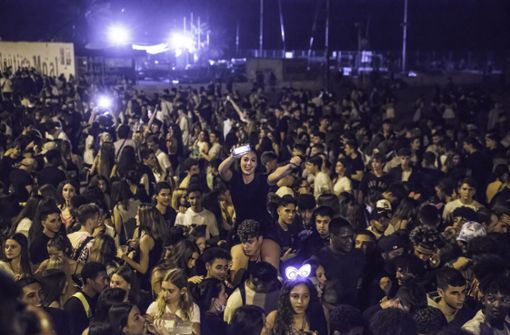 Partygäste des Stadtfest La Merce feiern am Strand von Bogatell. Foto: dpa/Thiago Prudencio