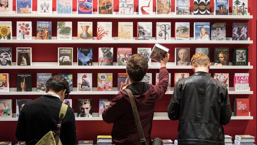  Die Schere zwischen Bücherbegeisterten und Nicht-Lesern wächst. Anlässlich der Buchmesse in Frankfurt stellt sich die Frage: Wo liegt die Zukunft der Verlage? 