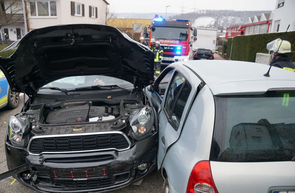 Eine betrunkene 73-Jährige prallt in Deizisau frontal gegen den Renault eines 26-Jährigen.