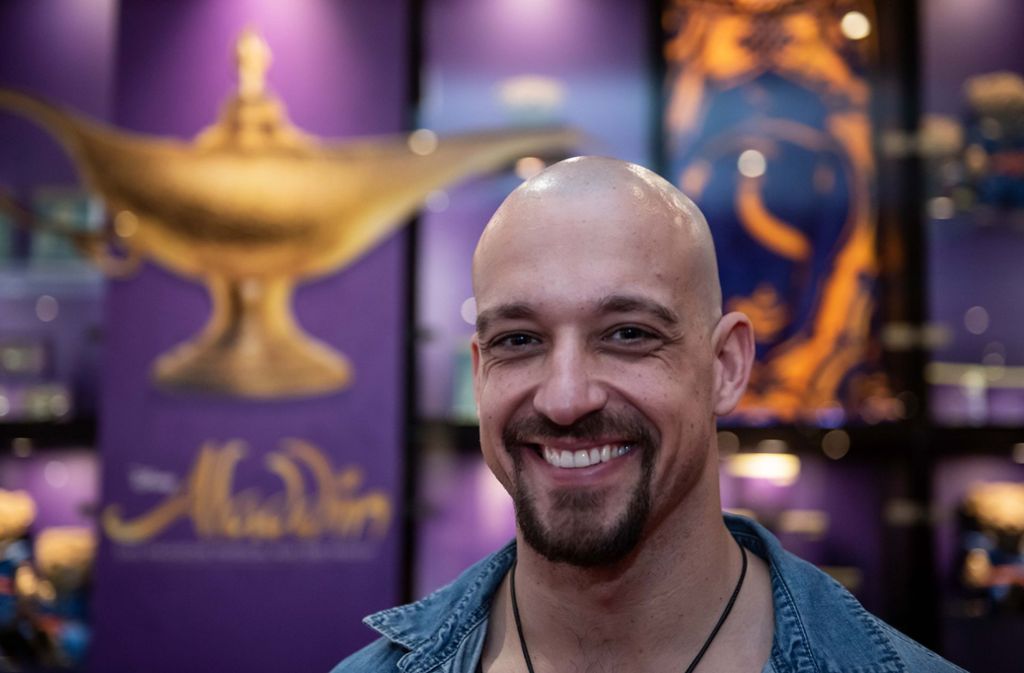 Maximilan Mann, der Dschinni aus Disneys „Aladdin“, bittet um Unterstützung für freischaffende Künstler, die kein Kurzarbeitergeld bekommen.