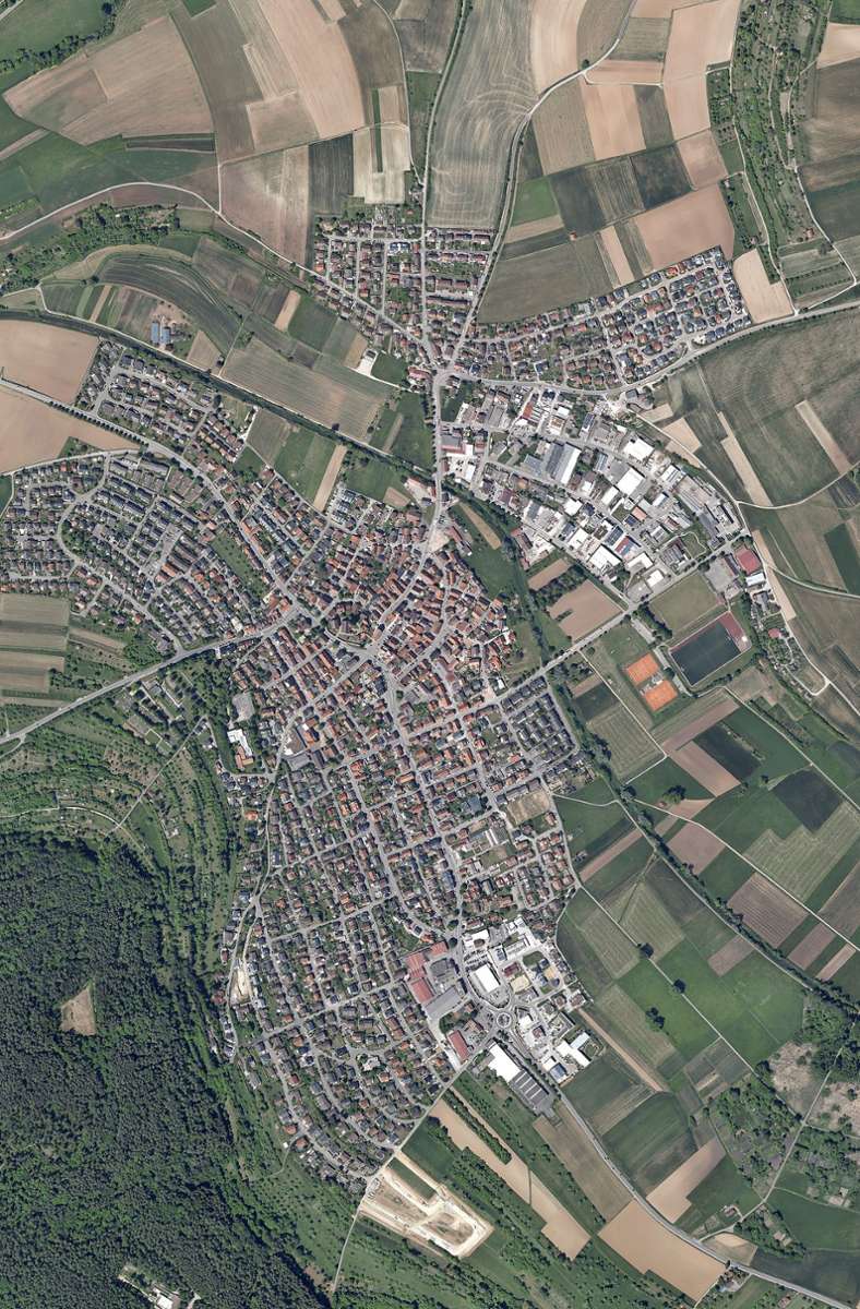 Im Luftbildervergleich ist deutlich zu erkennen, wie Merklingen sich in alle Richtungen ausgedehnt hat – etwa mit der Entwicklung des Gebiets Metzelwiesen oder der Siedlung im Burgstall.