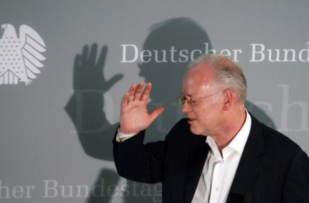 Der ehemalige Bundesverteidigungsminister Rudolf Scharping (SPD) beantwortet am Montag nach der Zeugenvernehmung im Drohnen-Untersuchungsausschuss des Bundestags im Paul-Löbe-Haus in Berlin Fragen von Journalisten.