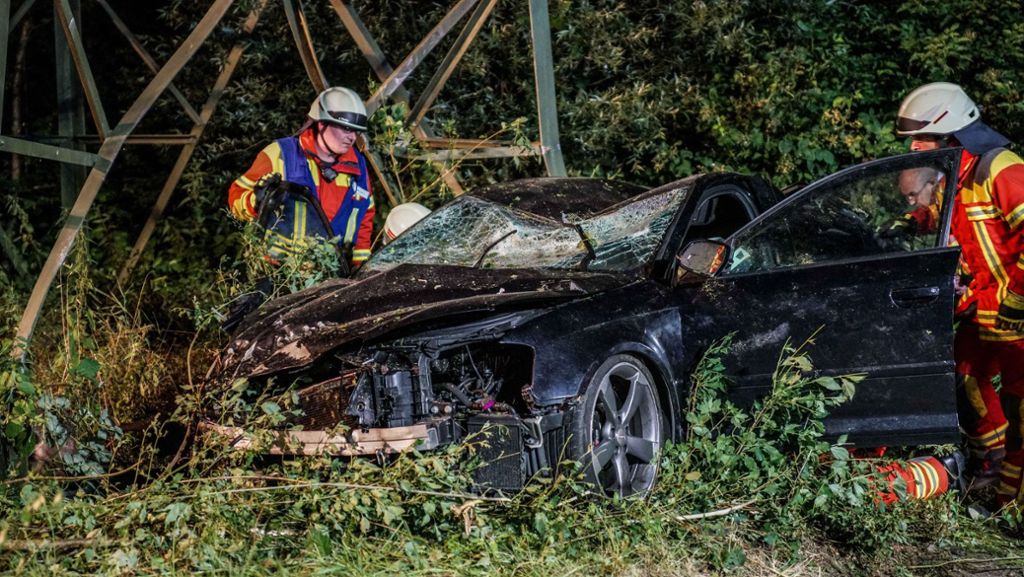 Denkendorf: Schwer verletzt  – Autofahrer prallt gegen Strommasten