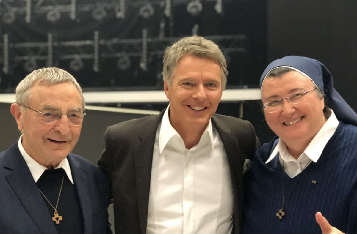 Schwester Teresa mit Pfarrer Franz bei Jörg Pilawa. In dessen Quizsendung gewann sie 100 000 Euro. Das Geld verwendete sie unter anderem für eine Tafel für Bedürftige.
