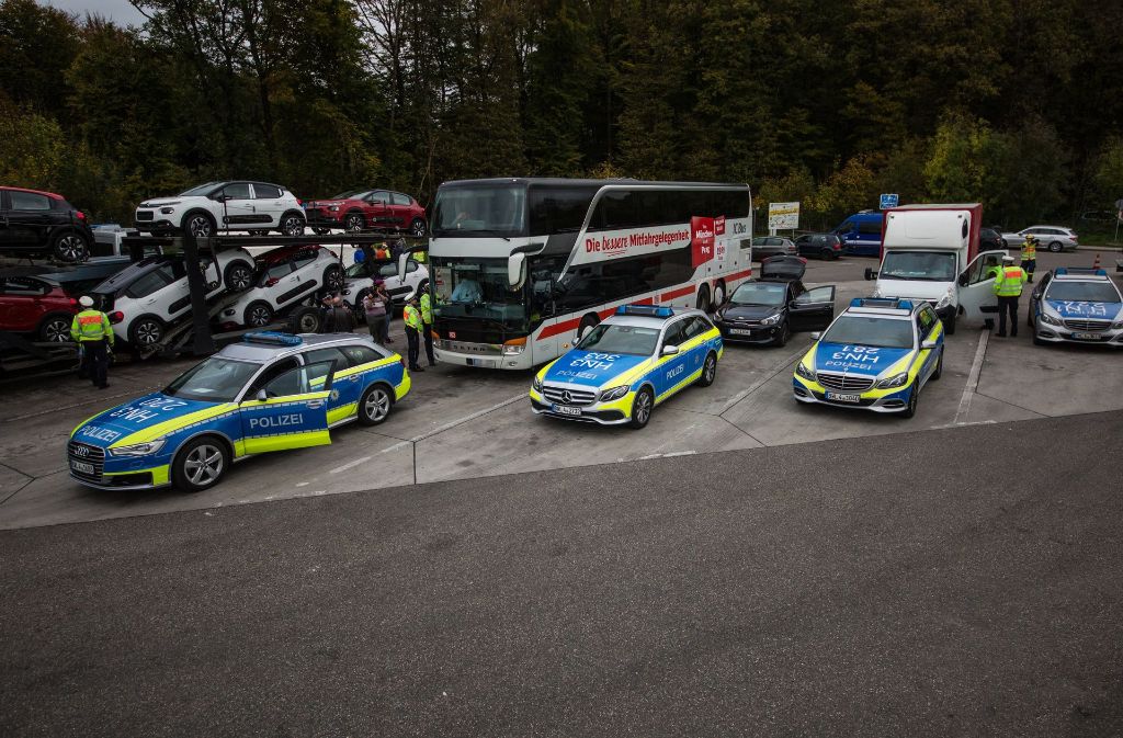 Auf einem abgesperrten Parkplatz bei Bad Rappenau im Kreis Heilbronn standen insgesamt 44 Verkehrs- und Kriminalpolizisten,...