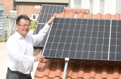 Wandaa-Chef Ke  Wang setzt auf leicht zu montierende Solarmodule. Foto: Werner Kuhnle