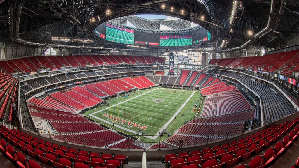  Im Mercedes-Benz-Stadium in Atlanta steigt am 3. Februar der Super Bowl – ein passender Ort. Denn das Stadion ist an Gigantismus kaum zu überbieten. Wir stellen Ihnen das außergewöhnliche Stadion vor. 