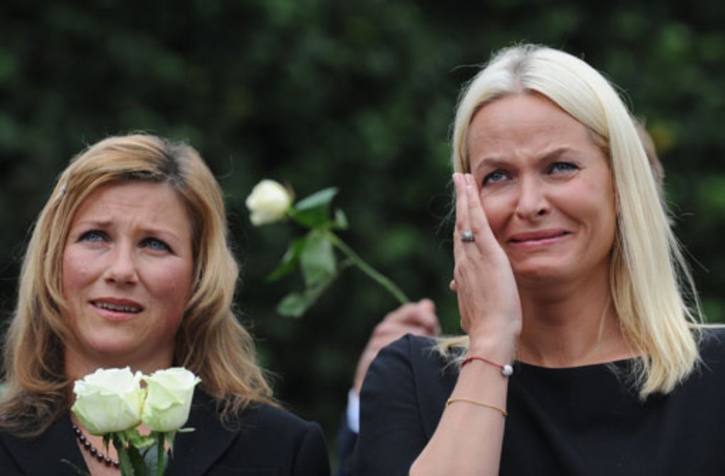 Der Schrecken steht Mette-Marit bei der Trauerfeier um die Toten ins Gesicht geschrieben. Unter den Opfern war auch ihr Stiefbruder, der 51 Jahre alte Polizist Trond Berntsen.