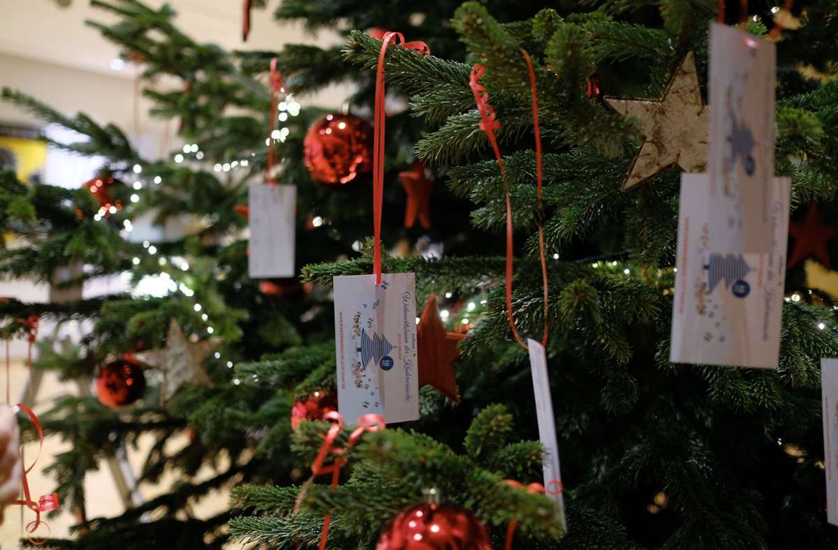 Der Weihnachtsbaum der Kinderwünsche im Foyer des Rathaus. Foto: Lichtgut/Leif Piechowski