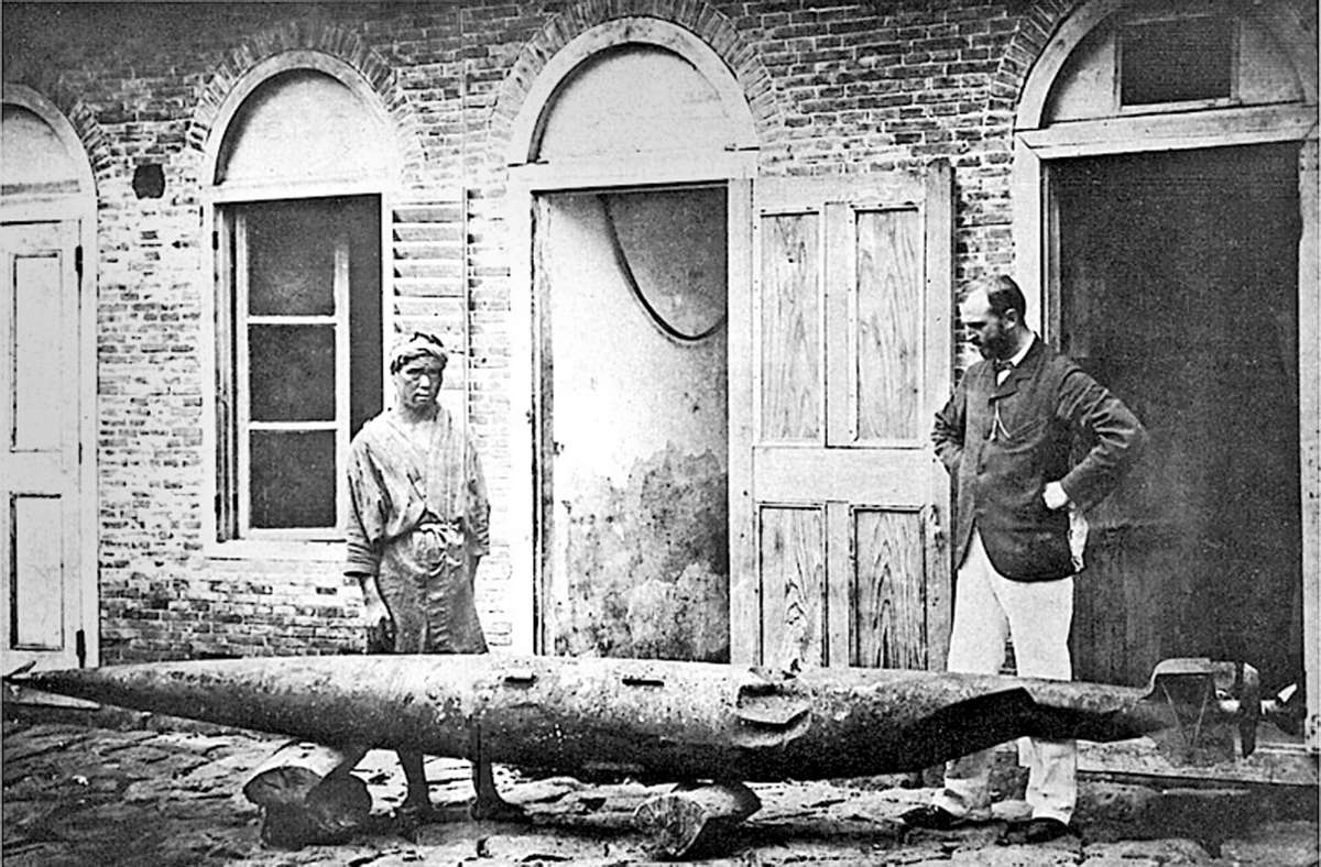 Robert Whitehead begutachtet 1875 einen beschädigten Test-Torpedo