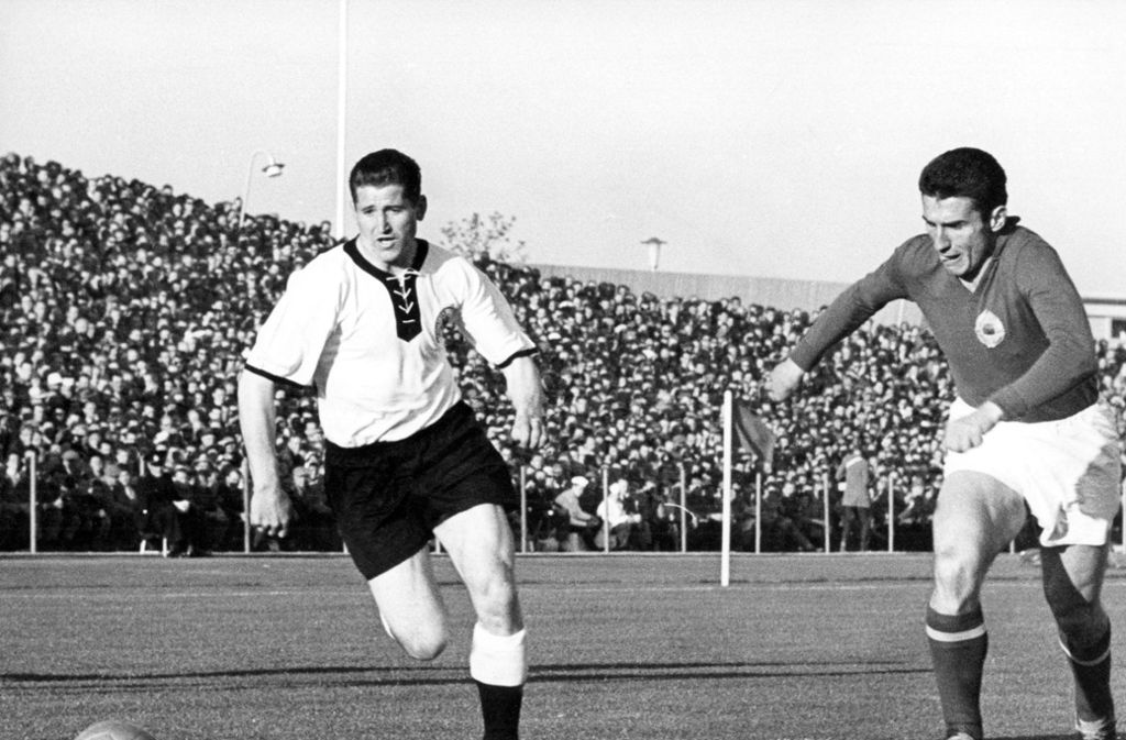 Helmut Rahn, geboren 1929, gehörte zu den Helden des Wunders von Bern. Im Finale der WM 1954 erzielte der Rechtsaußen zwei Treffer. Die längste Zeit seiner Karriere verbrachte er bei Rot-Weiß Essen.