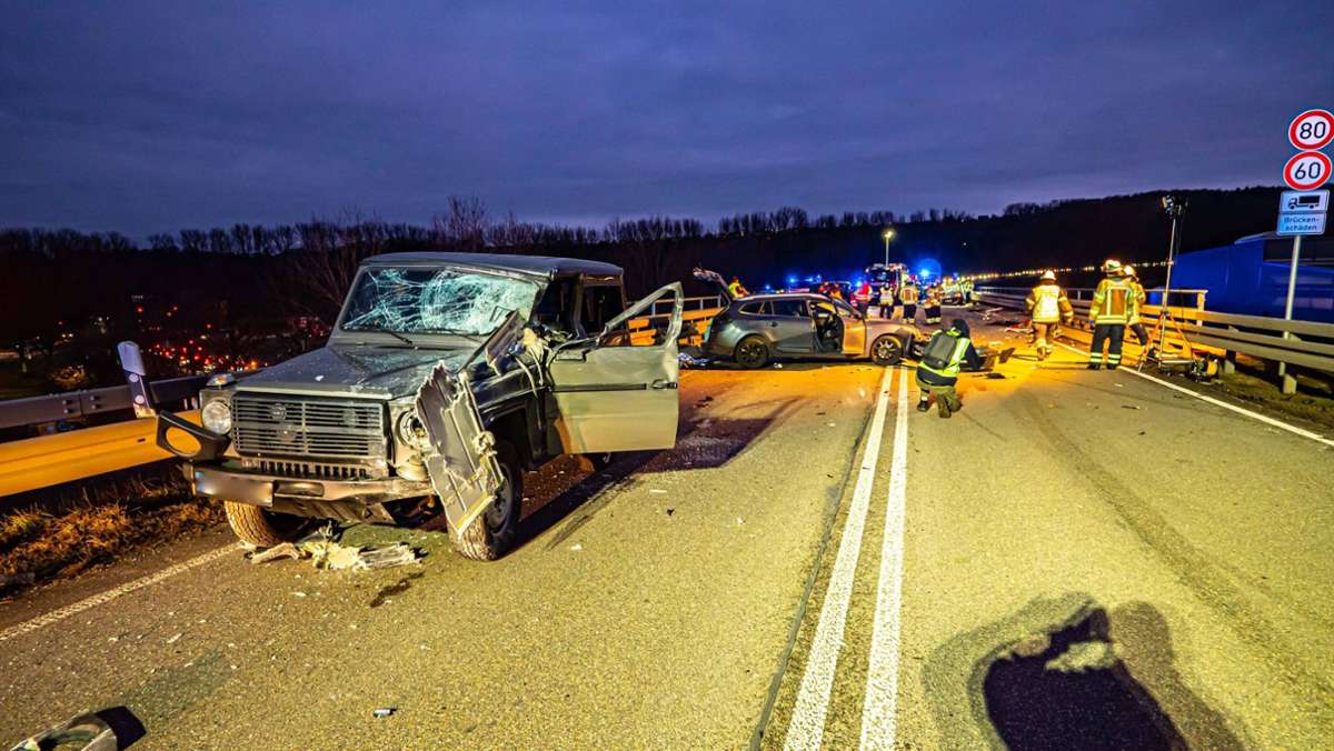  Auf der B312 nahe Neckartailfingen (Kreis Esslingen) ist es zu einem schweren Verkehrsunfall gekommen. Neun Personen wurden teils schwer verletzt, ein Auto überschlug sich. Eine eingeklemmte Frau musste von der Feuerwehr befreit werden. 