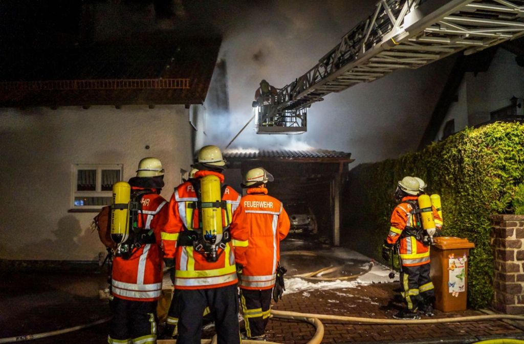 In Kaiserbach ist in der Nacht auf Dienstag eine Garage in Brand geraten. Die Flammen griffen auf ein angrenzendes Einfamilienhaus über, der Schaden wird auf über 250.000 Euro geschätzt.