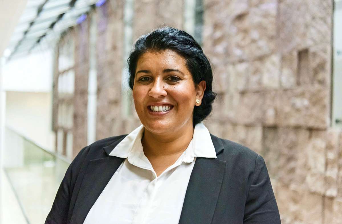Sabrine Gasmi-Thangaraja ist Bereichsleiterin für Migration und Integration beim Caritasverband Stuttgart. Sie ist 1980 geboren und in Stuttgart aufgewachsen, ist Islamwissenschaftlerin und Soziologin und arbeitet seit 2014 für den Caritasverband.