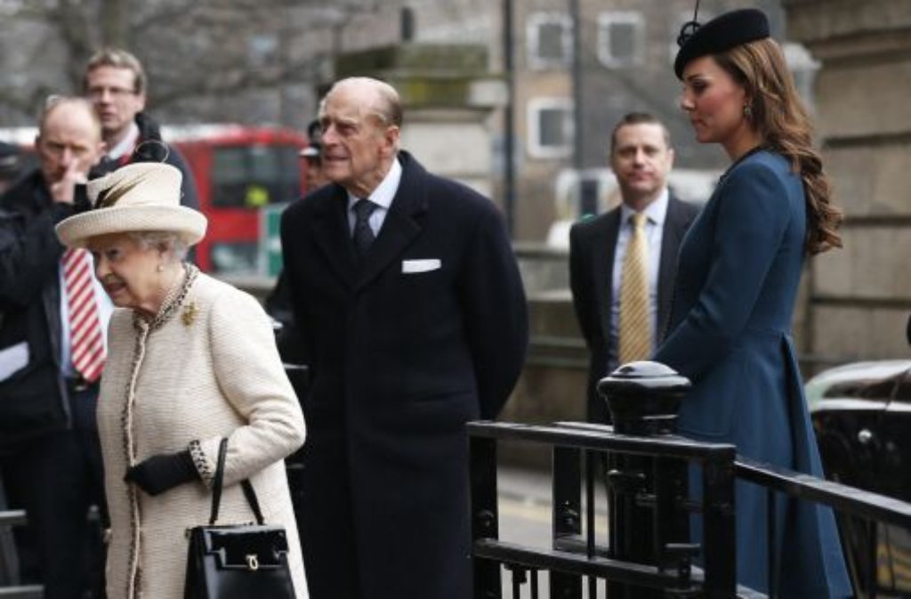 Ihre Magen-Darm-Infektion hat Queen Elizabeth II. ein für alle Mal überwundern. Zusammen mit ihrem Mann und Herzogin Kate besuchte sie Londons Tube.