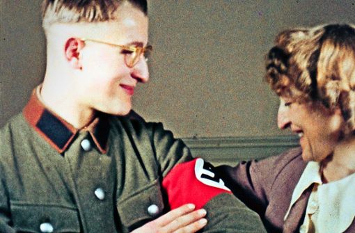 Hobbyfilmer Hans Burscher aus Berlin-Schöneberg hält stolz den Besuch seines Sohnes vom Reichsarbeitsdienst fest, die Mutter bewundert die NS-Uniform. Foto: ZDF