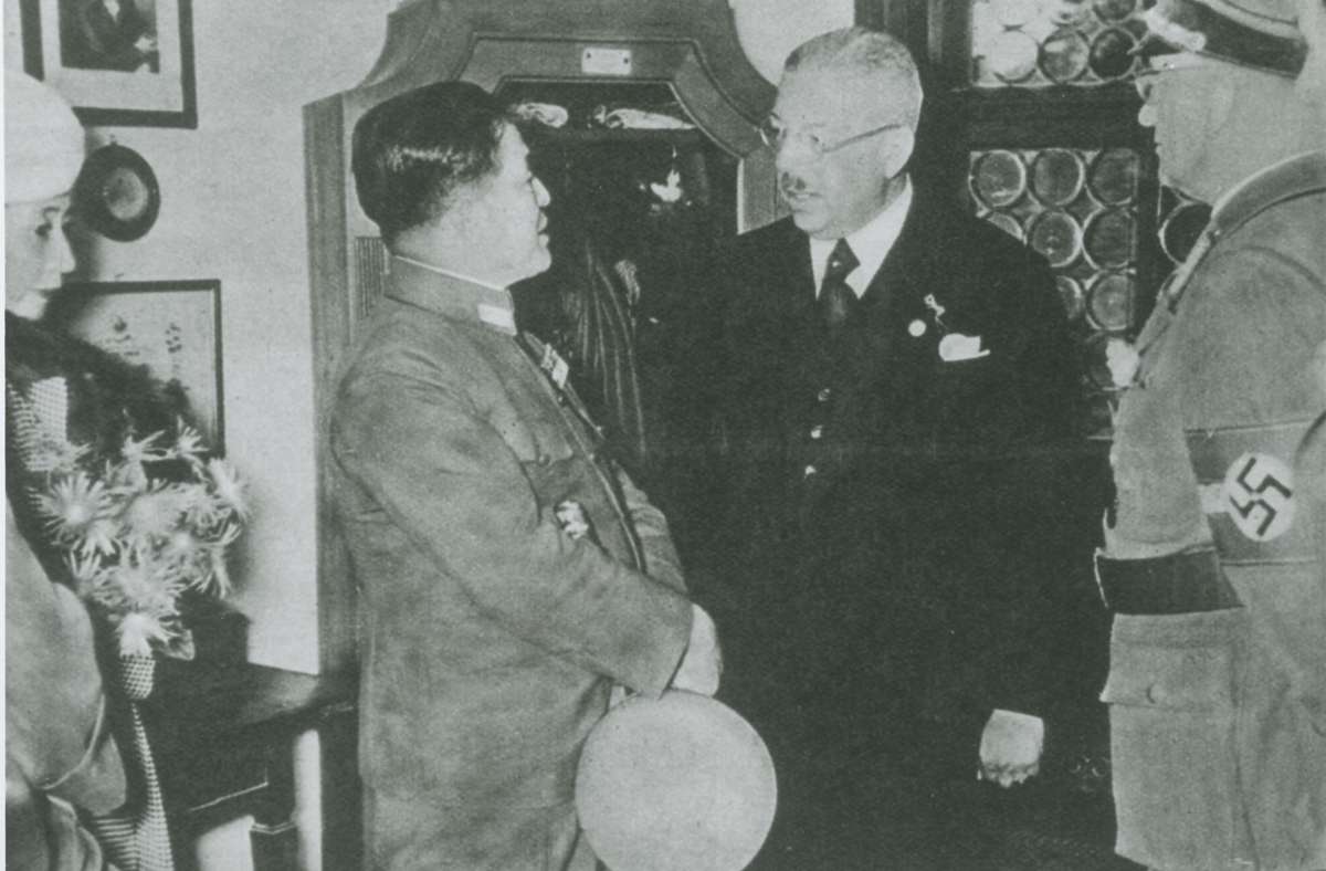 Der japanische Botschafter Oshima besuchte 1942 das Schiller-Nationalmuseum in Marbach mit dem Leiter Georg Schmückle (neben ihm). Repro-Druck aus „Das bunte Blatt“, 19. Jg. Nr. 27, vom 08.07.1942
