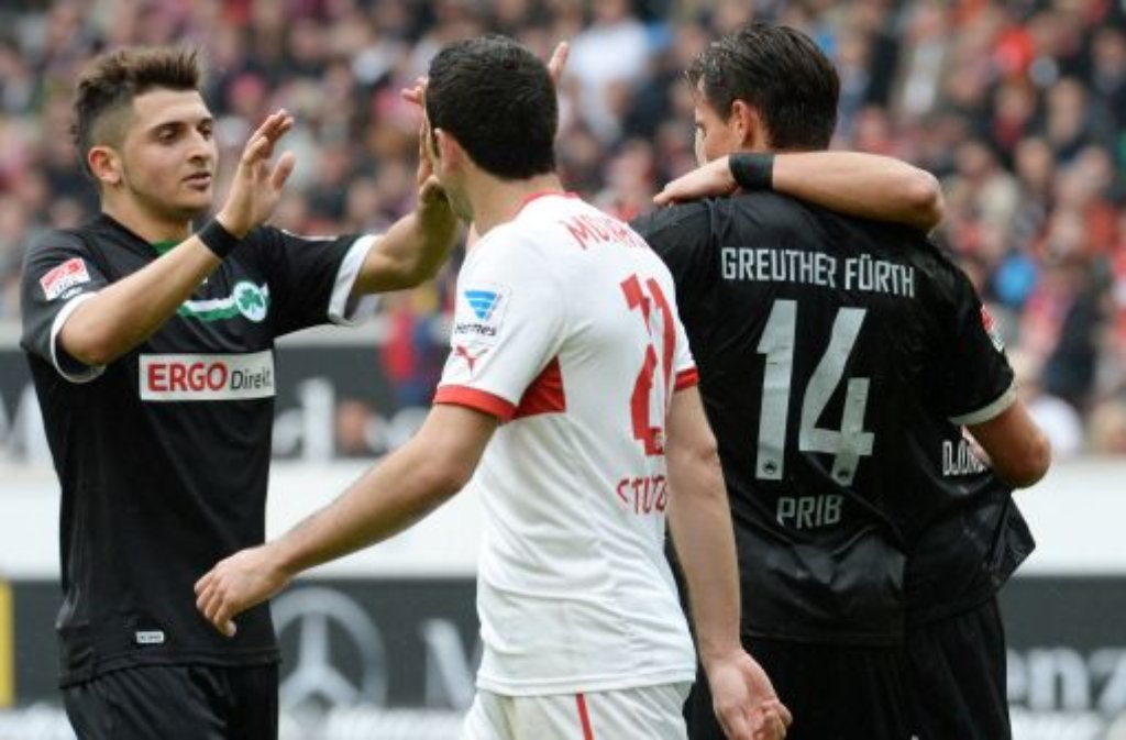 Nicht nur VfB-Verteidiger Cristian Molinaro ließ den Kopf hängen, während sich die Spieler von Greuther Fürth in den Armen lagen.