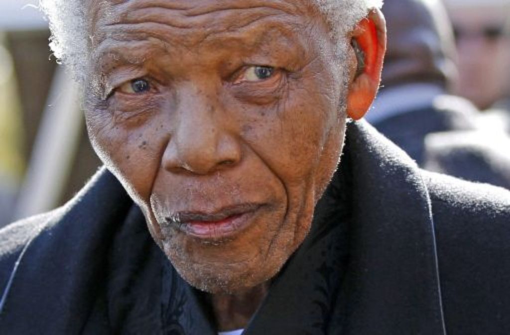 Vier Jahre danach steht Mandela erstmals wegen Hochverrats vor Gericht, wird aber freigesprochen. Später folgen mehrere Gefängnisstrafen.