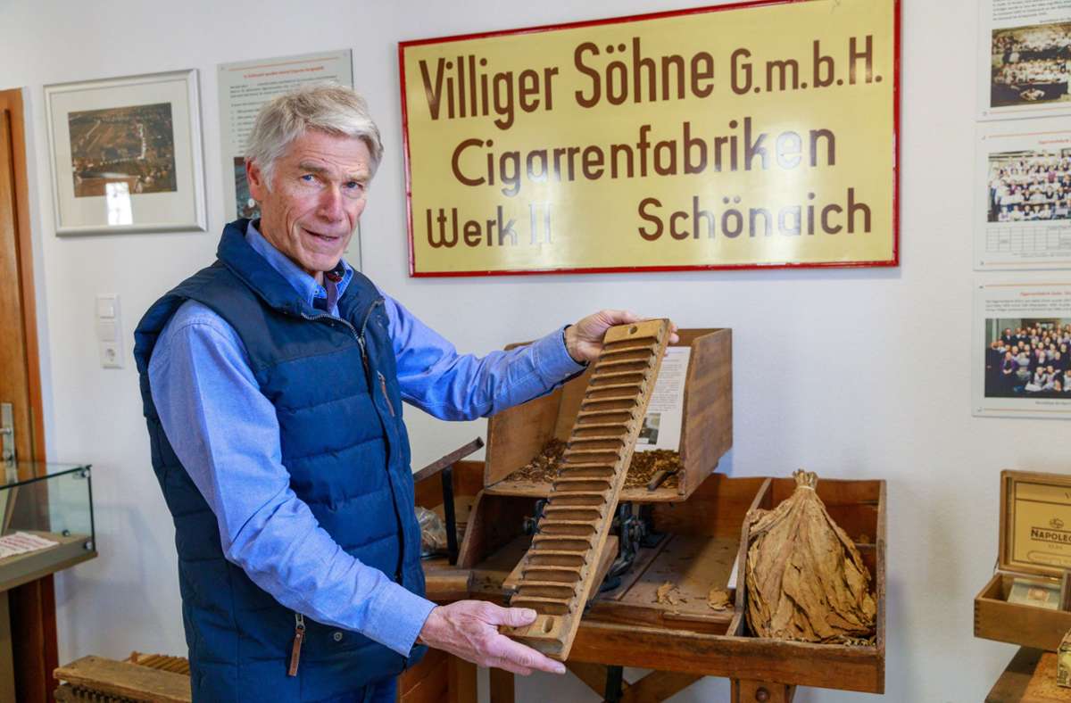 Manfred Ulmer zeigt Utensilien aus der Zigarren-Produktion.