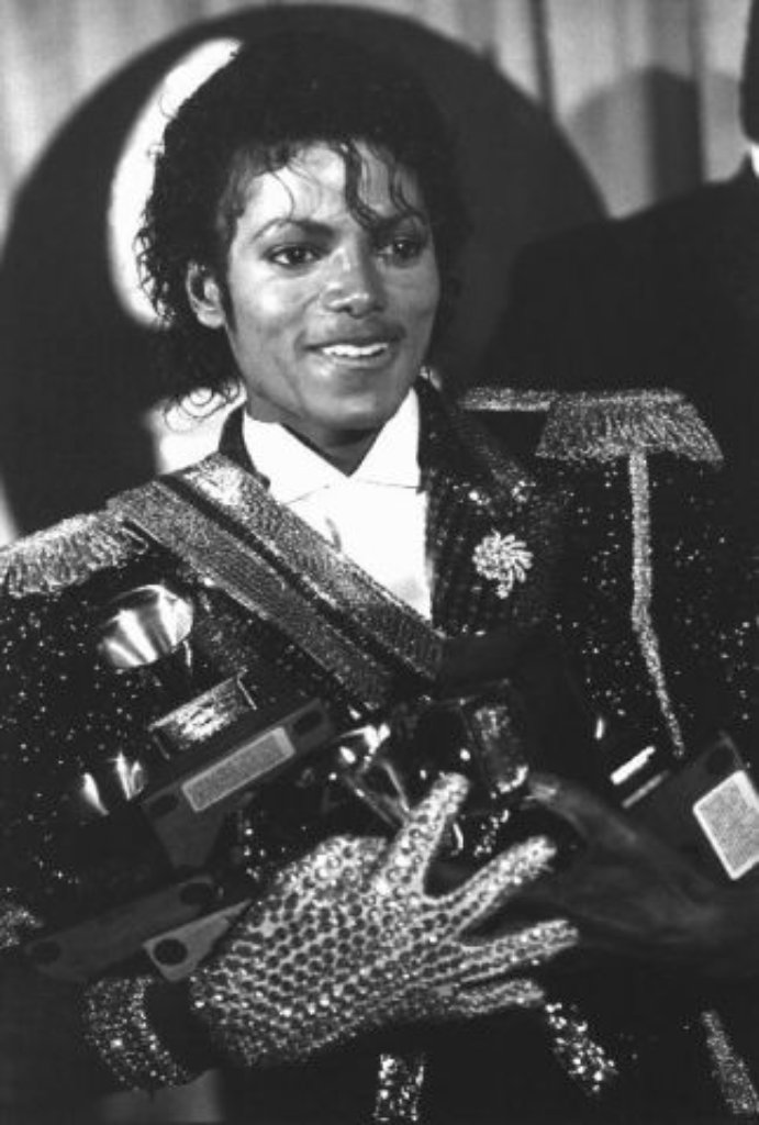 1982 landete der junge Jackson mit dem Album "Thriller" den kommerziell größten Coup der Popgeschichte. Bis zu 104 Millionen Tonträger wurden davon bisher verkauft. Dafür gab es seinerzeit natürlich einen Grammy als bestes Album des Jahres. Michael nimmt die Auszeichnung auf diesem Foto im Thriller-Outfit entgegen.