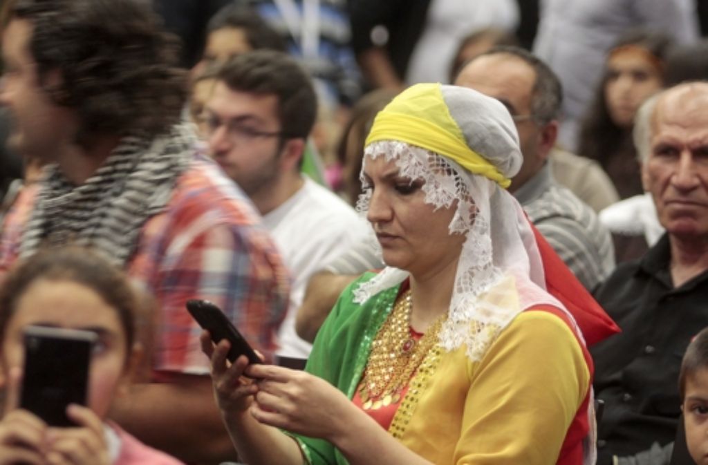 Eine Teilnehmerin schaut auf ihr Smartphone.