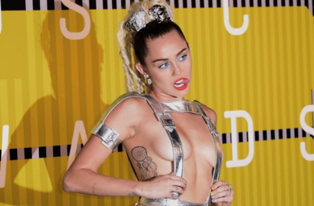 Miley Cyrus führte als Moderatorin durch den Abend. Ihre Outfits wurden im Verlauf des Abends immer knapper.