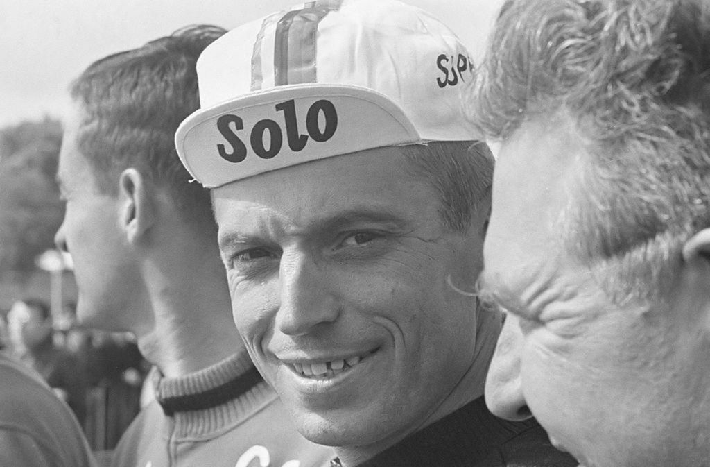 Der Herr hier auf dem Foto ist der dritte und letzte im Bunde – und der dritte Belgier: Rick van Looy. Dreimal gewann er Paris–Roubaix, zweimal die Flandernrundfahrt, je einmal Mailand–Sanremo, Lüttich–Bastogne–Lüttich und die Lombardei-Rundfahrt.