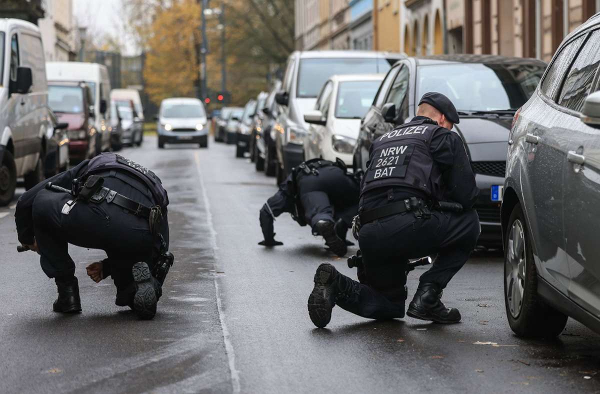 Die Polizei sucht in Krefeld nach Beweismitteln. Foto: dpa/Oliver Berg