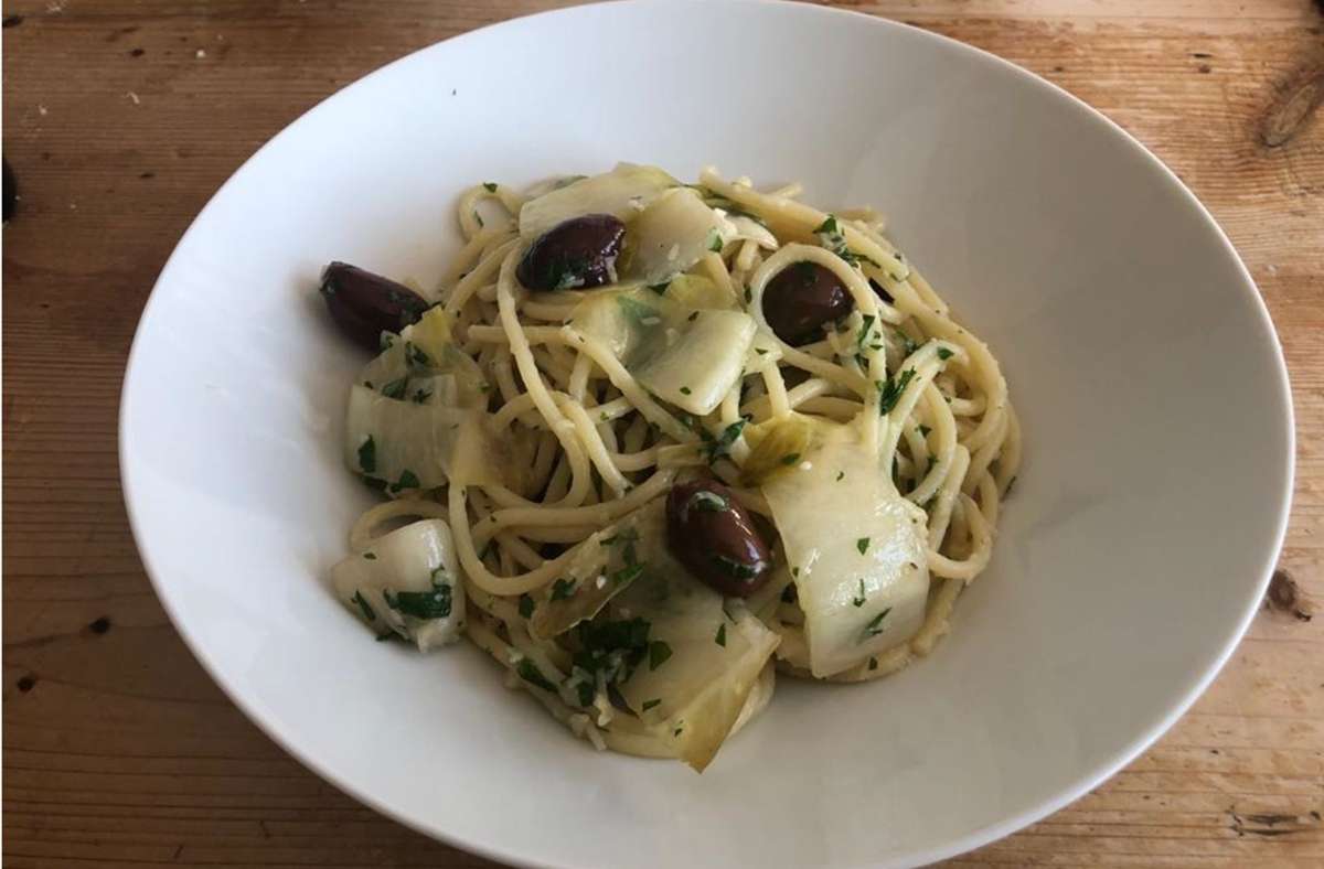 Im Prinzip sind die Spaghetti dem Prinzip Aglio e Olio nachempfunden – der Chicorée und die Oliven geben ihnen aber das gewisse Etwas.